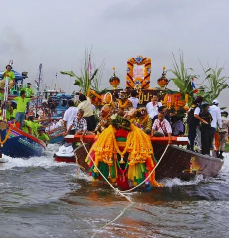 แห่หลวงพ่อปานทางเรือ